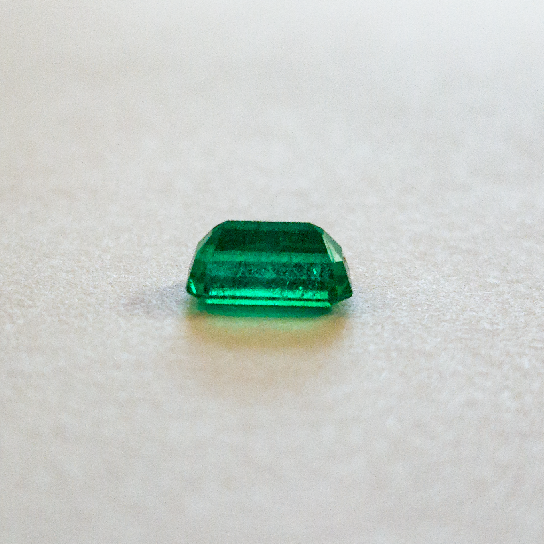 Esmeralda colombiana Talla rectangular de 0.07 Ct. Colombian emerald, rectangular cut, 0.07 Ct