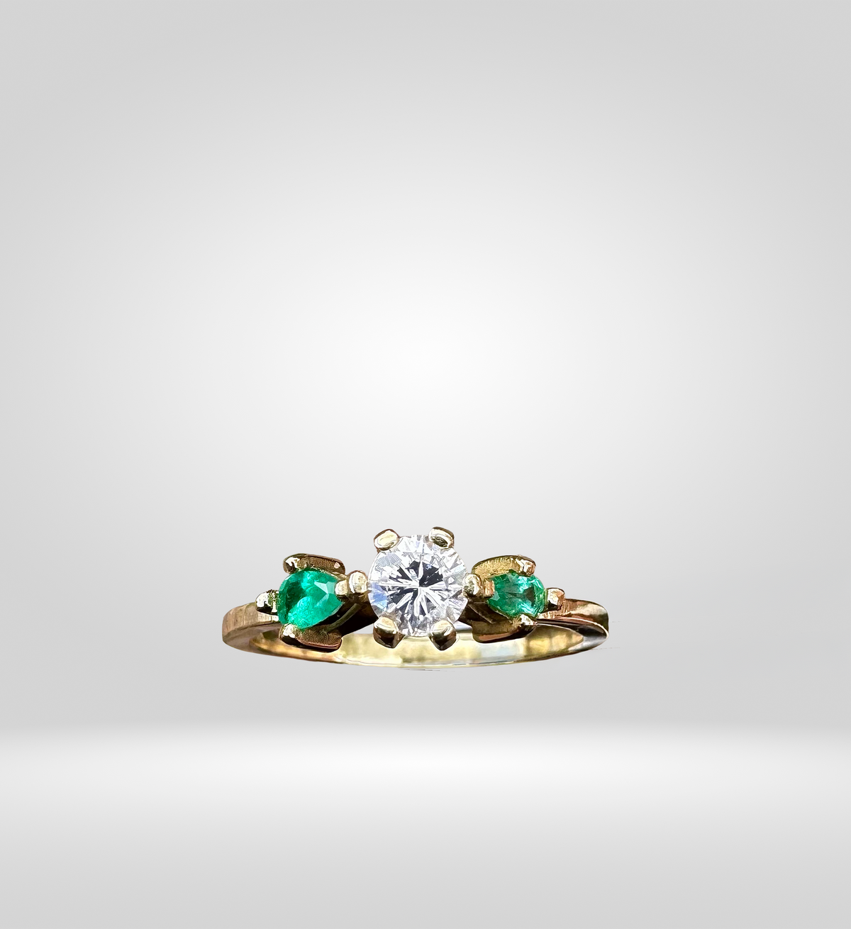 Anillo en Oro Ley 750 con Diamante Natural de 0,27 Ct y Esmeraldas — Talla 7,5