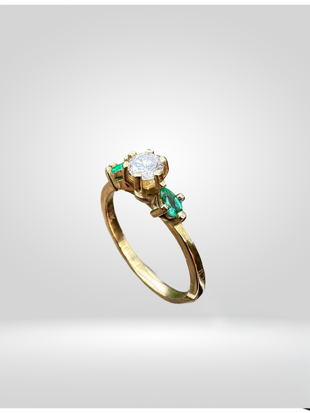 Anillo en Oro Ley 750 con Diamante Natural de 0,27 Ct y Esmeraldas — Talla 7,5