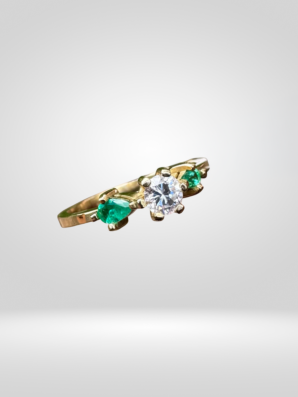 Anillo en Oro Ley 750 con Diamante Natural de 0,27 Ct y Esmeraldas — Talla 7,5