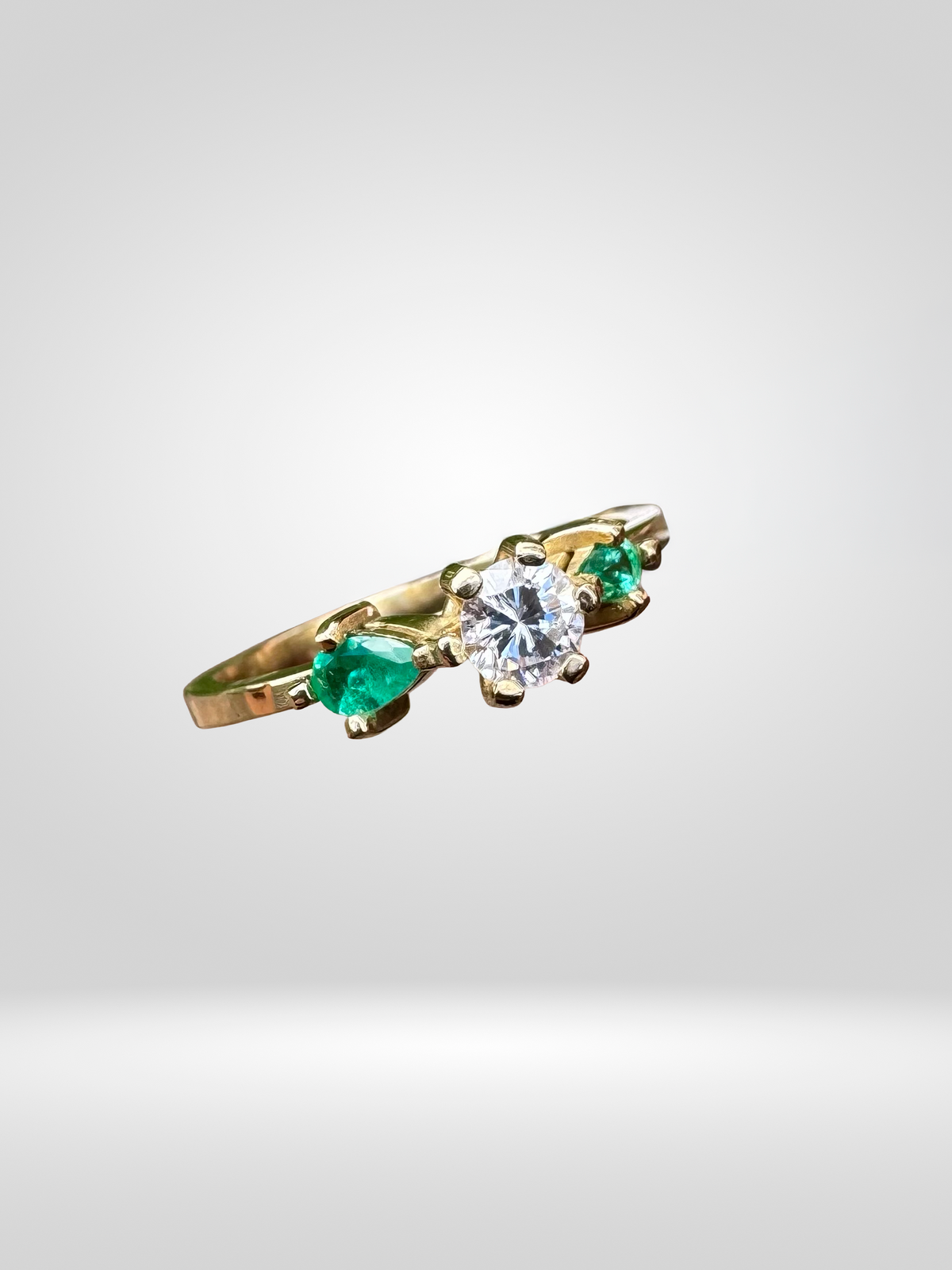 Anillo en Oro Ley 750 con Diamante Natural de 0,27 Ct y Esmeraldas — Talla 7,5