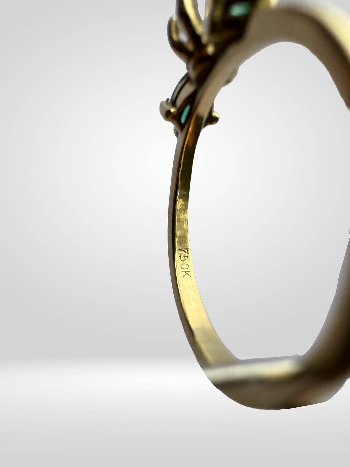 Anillo en Oro Ley 750 con Diamante Natural de 0,27 Ct y Esmeraldas — Talla 7,5