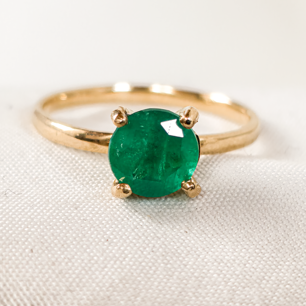 Anillo en Oro Ley 750 con Esmeralda