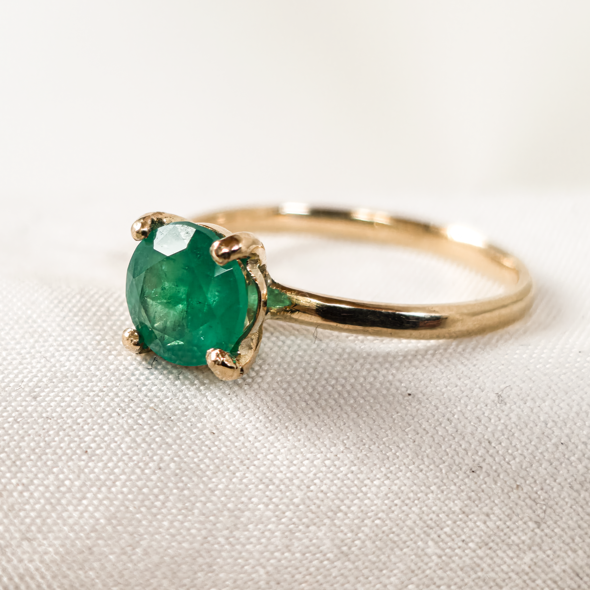 Anillo en Oro Ley 750 con Esmeralda