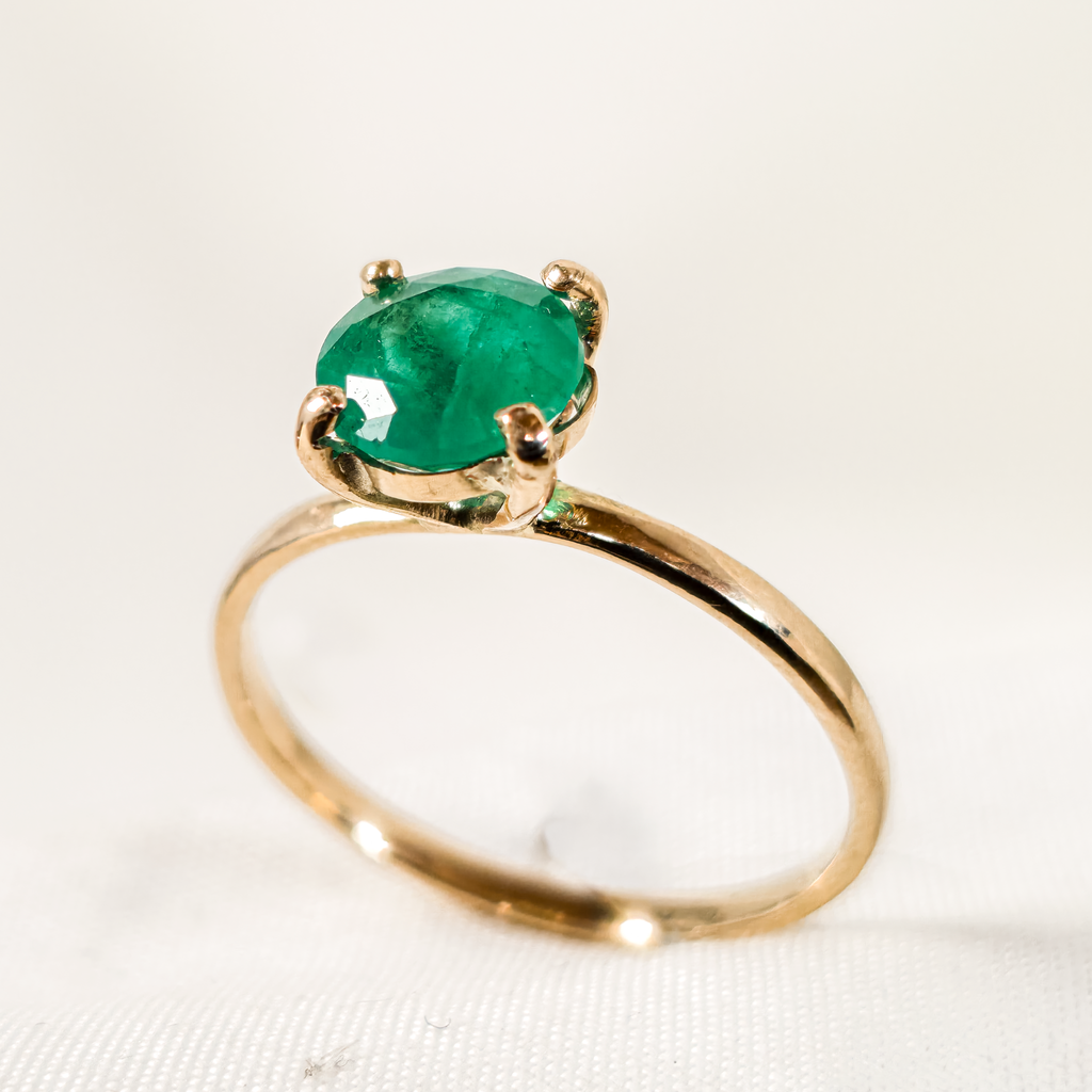 Anillo en Oro Ley 750 con Esmeralda