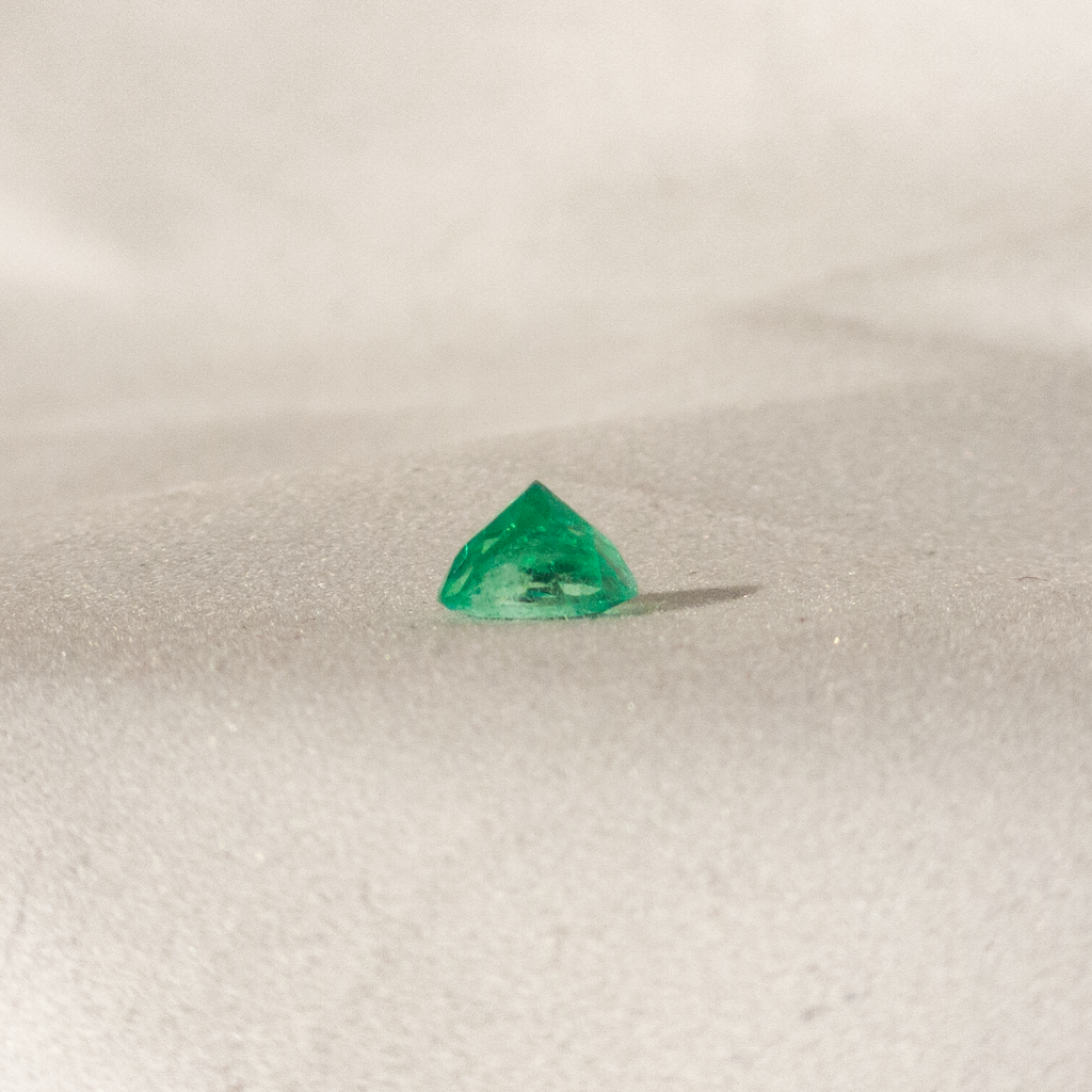 Esmeralda Natural Colombiana Talla Redonda 1.55 Ct – Certificada ICG