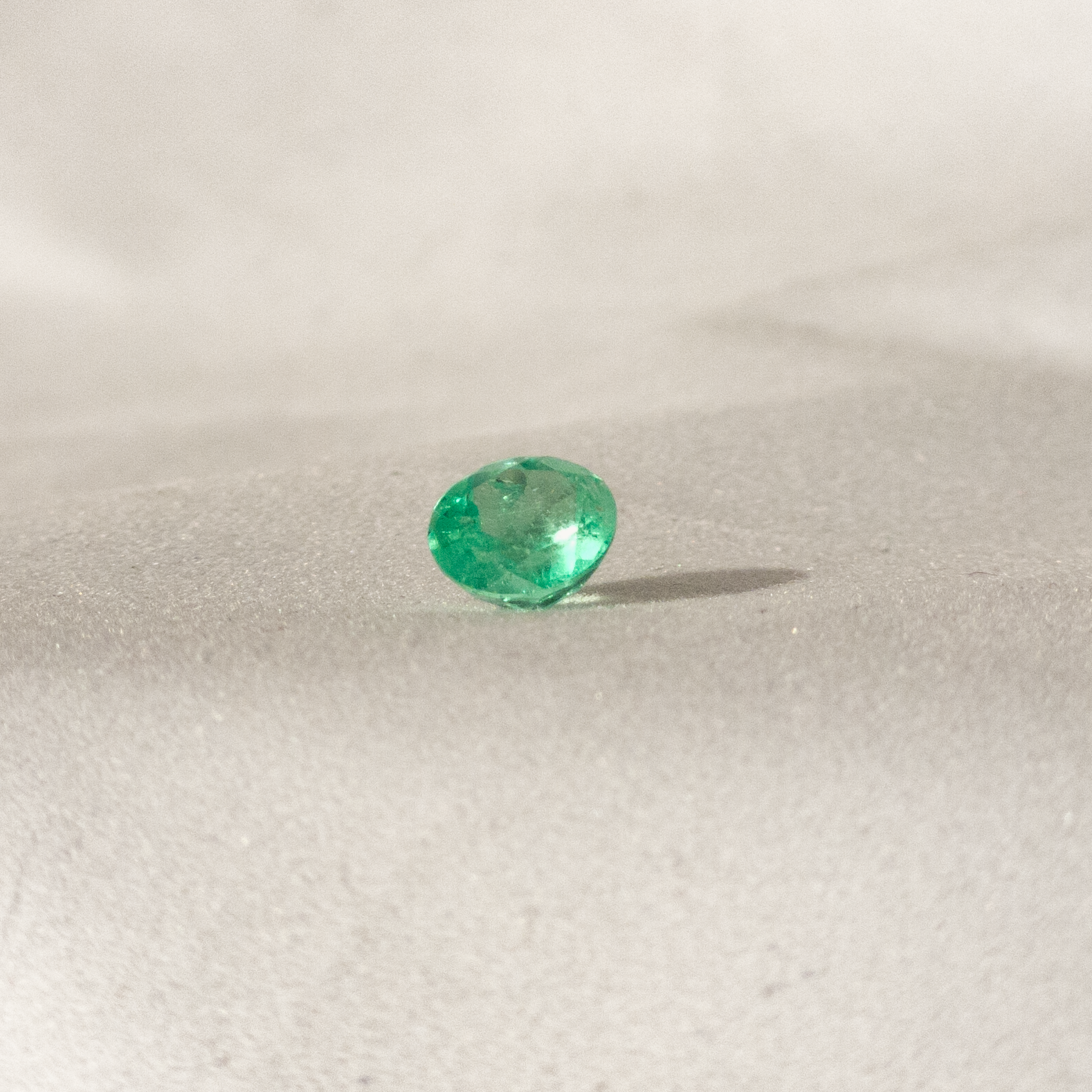 Esmeralda Natural Colombiana Talla Redonda 1.55 Ct – Certificada ICG