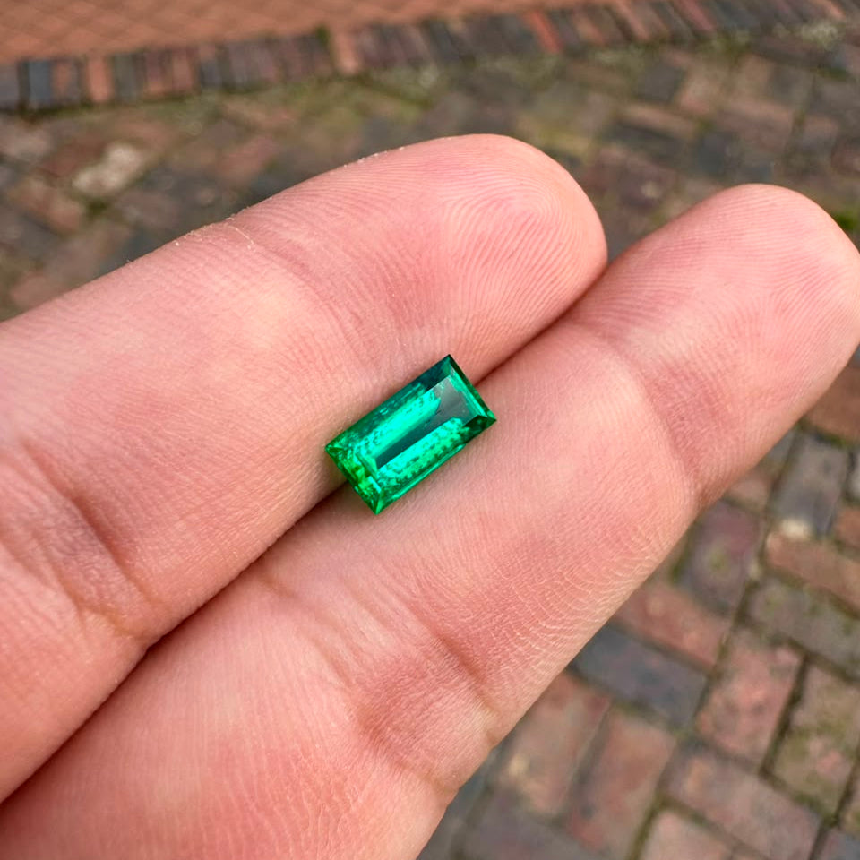 Esmeralda colombiana Talla rectangular de 0.07 Ct. Colombian emerald, rectangular cut, 0.07 Ct