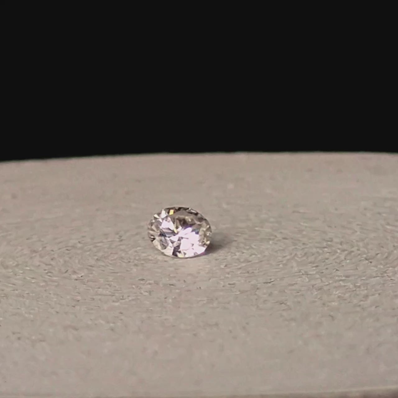 Diamante natural 0,27 Ct, color D, claridad VS2, talla redonda. Certificado CDTEC. Pieza única, ideal para joyería fina y anillos de compromiso.