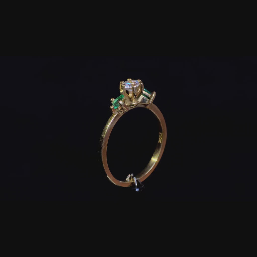 Anillo en Oro Ley 750 con Diamante Natural de 0,27 Ct y Esmeraldas — Talla 7,5