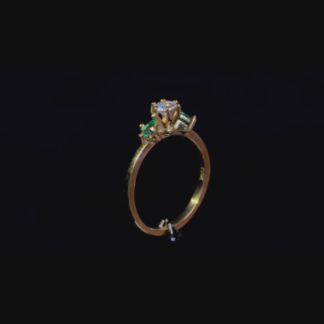 Anillo en Oro Ley 750 con Diamante Natural de 0,27 Ct y Esmeraldas — Talla 7,5